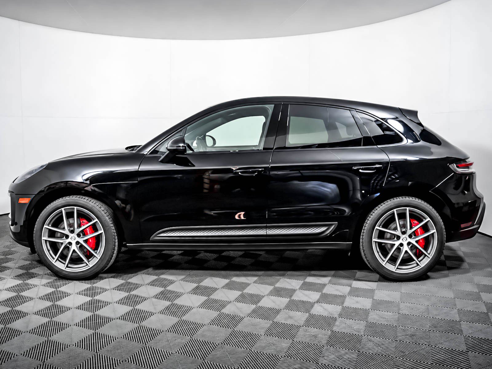 Certified 2023 Porsche Macan S AWD/4WD image 2