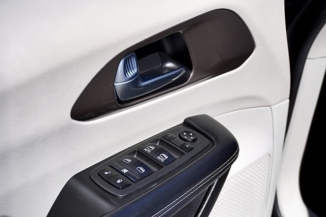 Used 2022 Chrysler Voyager LX FWD image 24