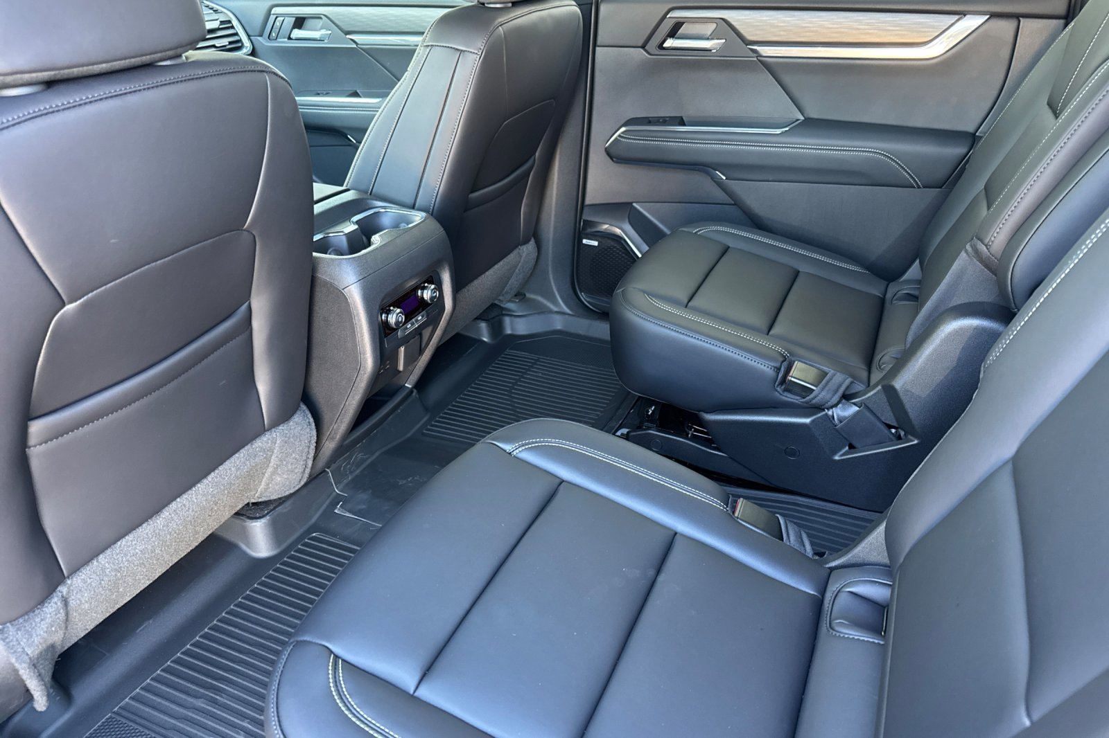 New 2026 GMC Acadia Elevation w/ Elevation Premium Package AWD/4WD image 13
