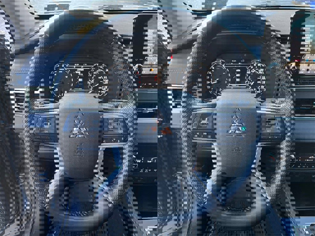 Used 2023 Mitsubishi Outlander SE image 15