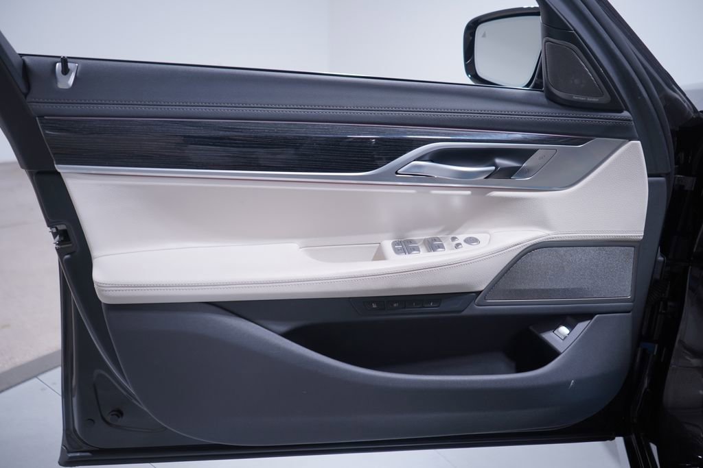 Used 2022 BMW 740i image 16
