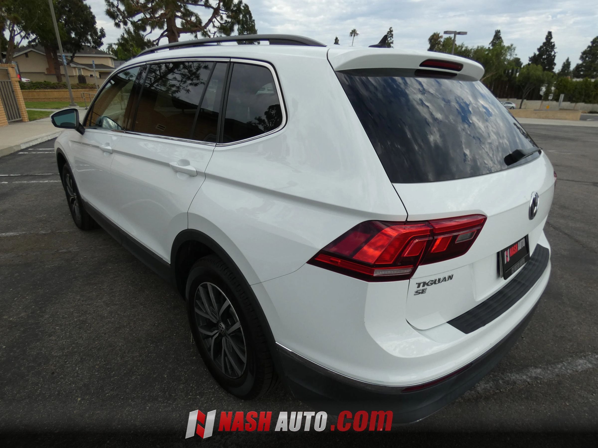 Used 2020 Volkswagen Tiguan SE w/ Panoramic Sunroof Package FWD image 11