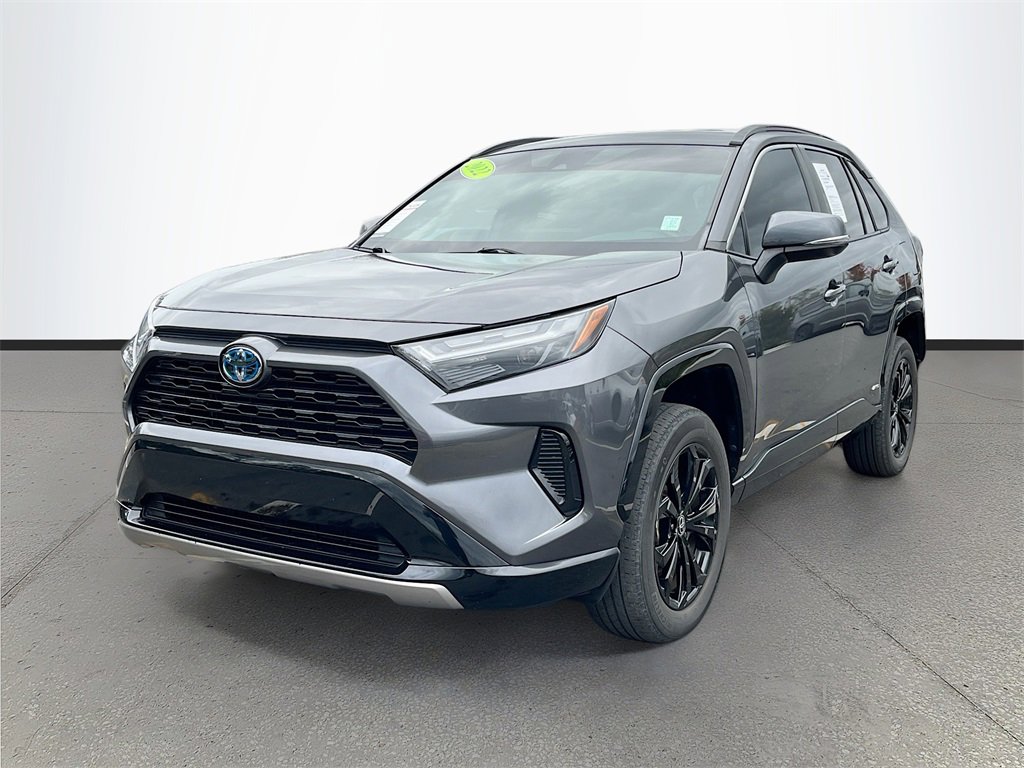 Used 2022 Toyota RAV4 SE image 3