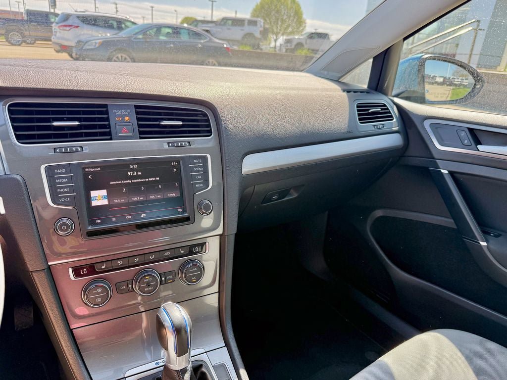 Used 2016 Volkswagen e-Golf SE w/ DC Fast Charging Package FWD image 18