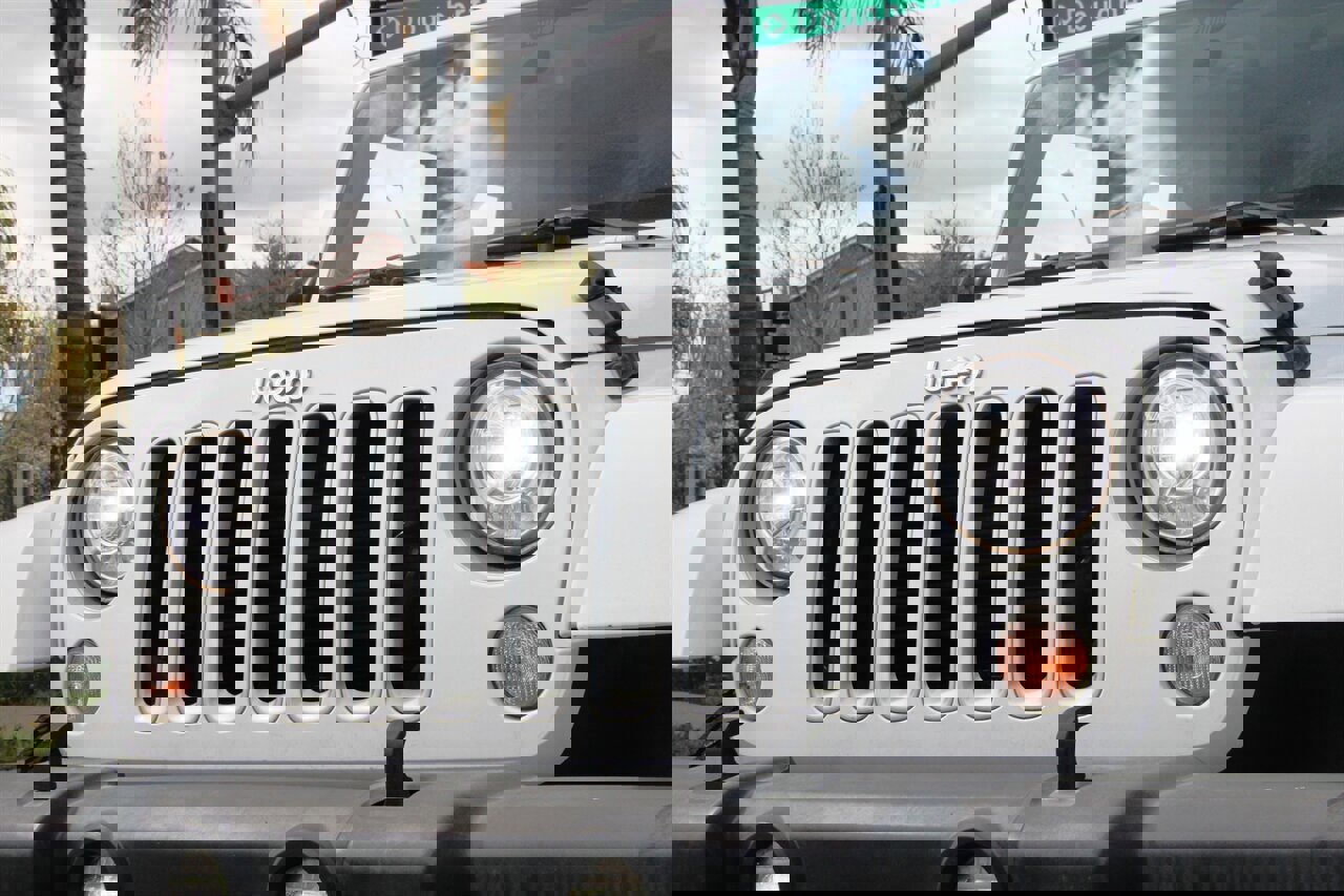 Used 2018 Jeep Wrangler Unlimited Sahara w/ Connectivity Group image 11