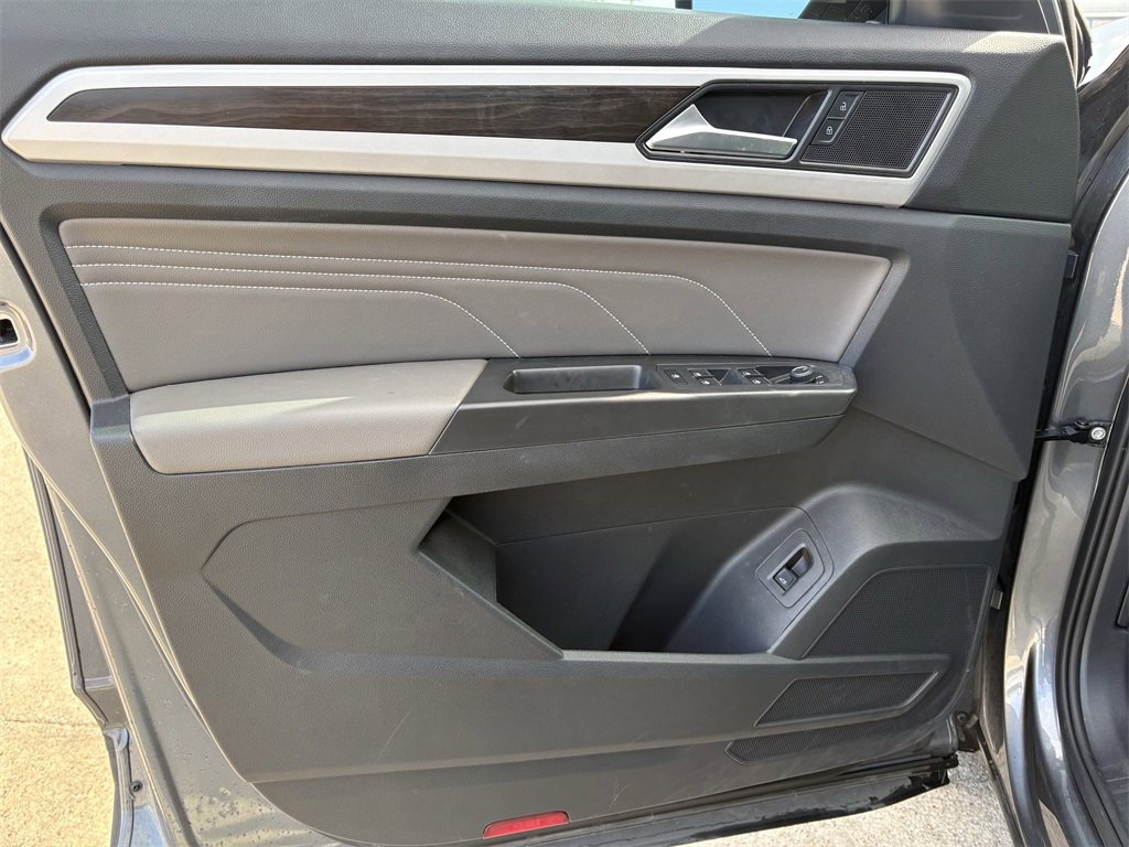 Used 2023 Volkswagen Atlas SE w/ Black Wheel Package image 10