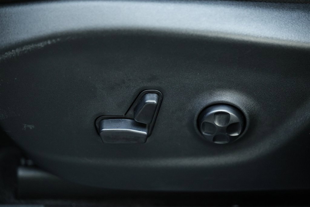 Used 2018 Jeep Cherokee Latitude Plus w/ Comfort/Convenience Group image 21