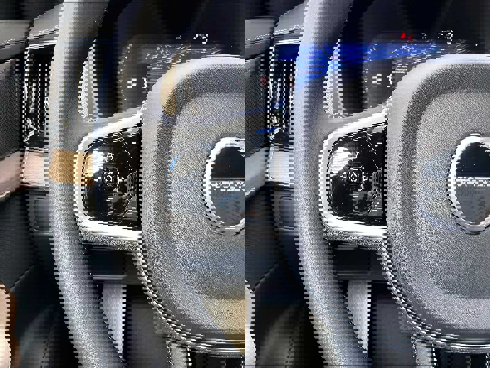 New 2026 Volvo XC90 T8 Plus w/ Protection Package Premier image 17