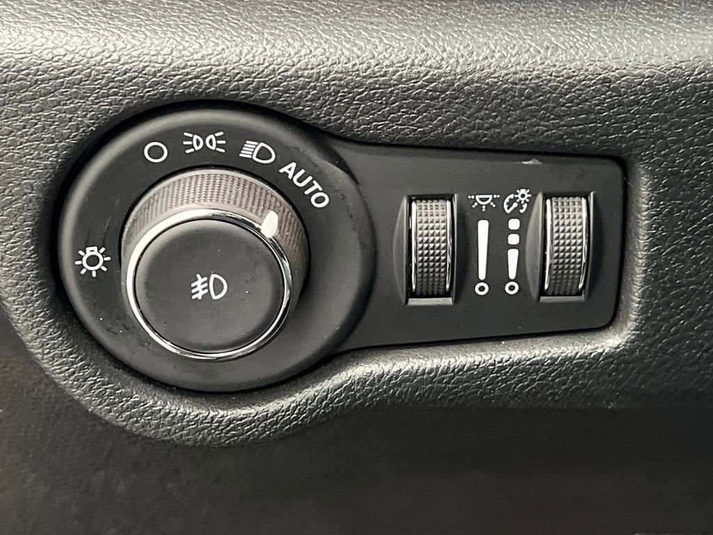 Used 2025 Chrysler Pacifica Limited image 56