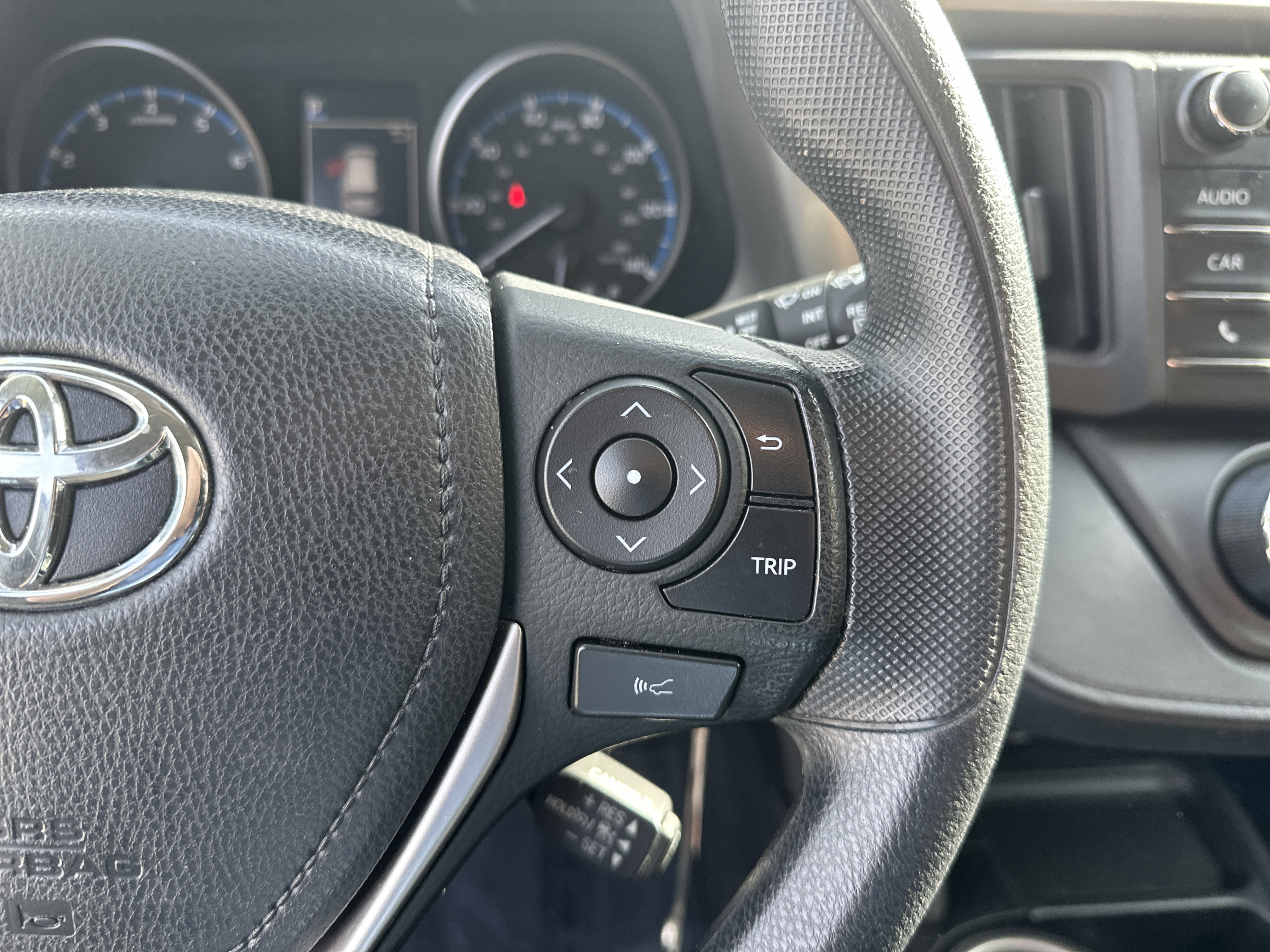 Used 2018 Toyota RAV4 LE image 20