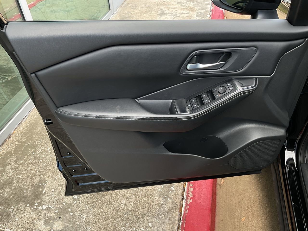 Used 2025 Nissan Rogue SV image 12