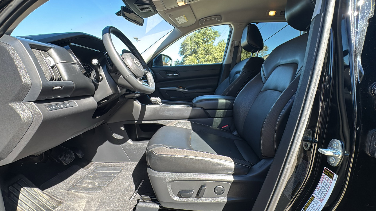 Used 2023 Nissan Pathfinder SL w/ Black Appearance Package image 9