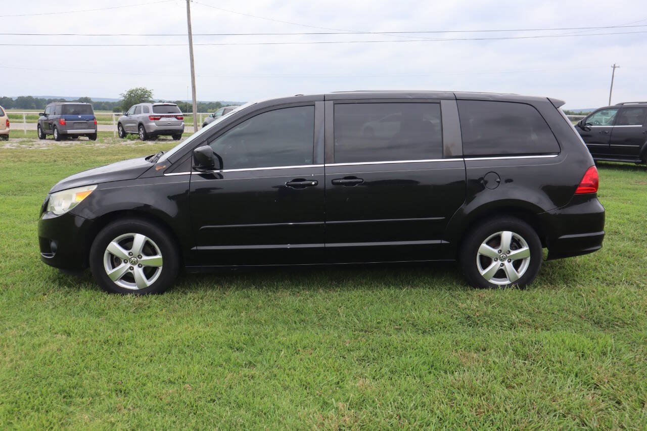 Used 2010 Volkswagen Routan SE FWD image 10