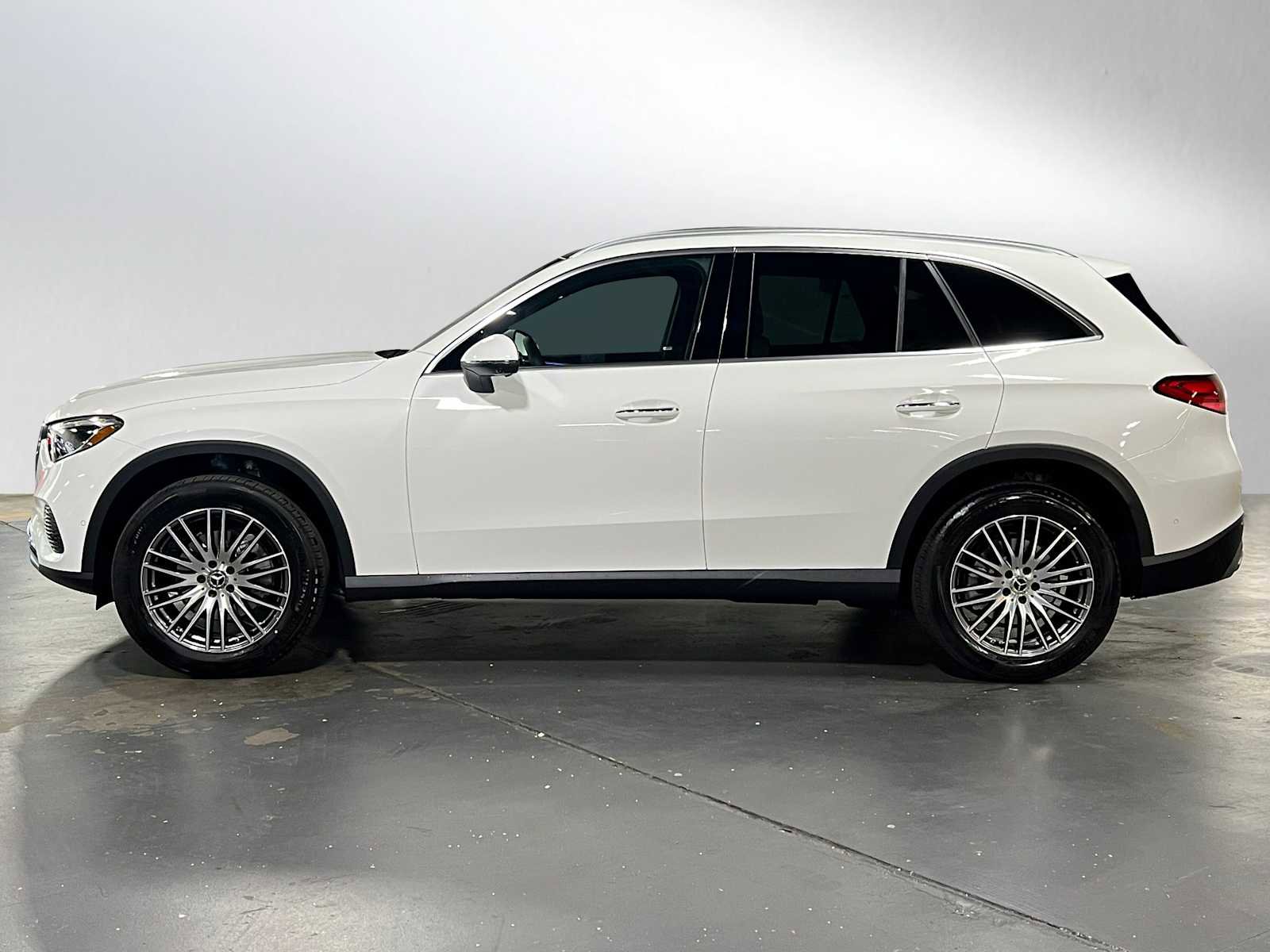 Used 2025 Mercedes-Benz GLC 300 4MATIC image 2