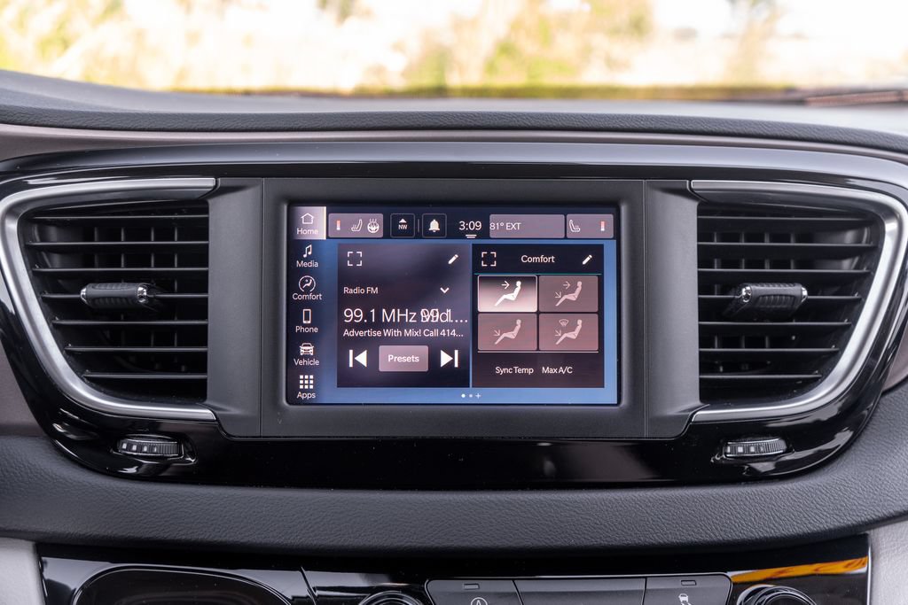 Used 2023 Chrysler Voyager LX FWD image 29