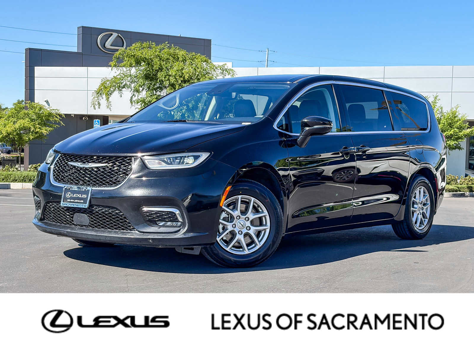 Used 2024 Chrysler Pacifica Touring-L video 1