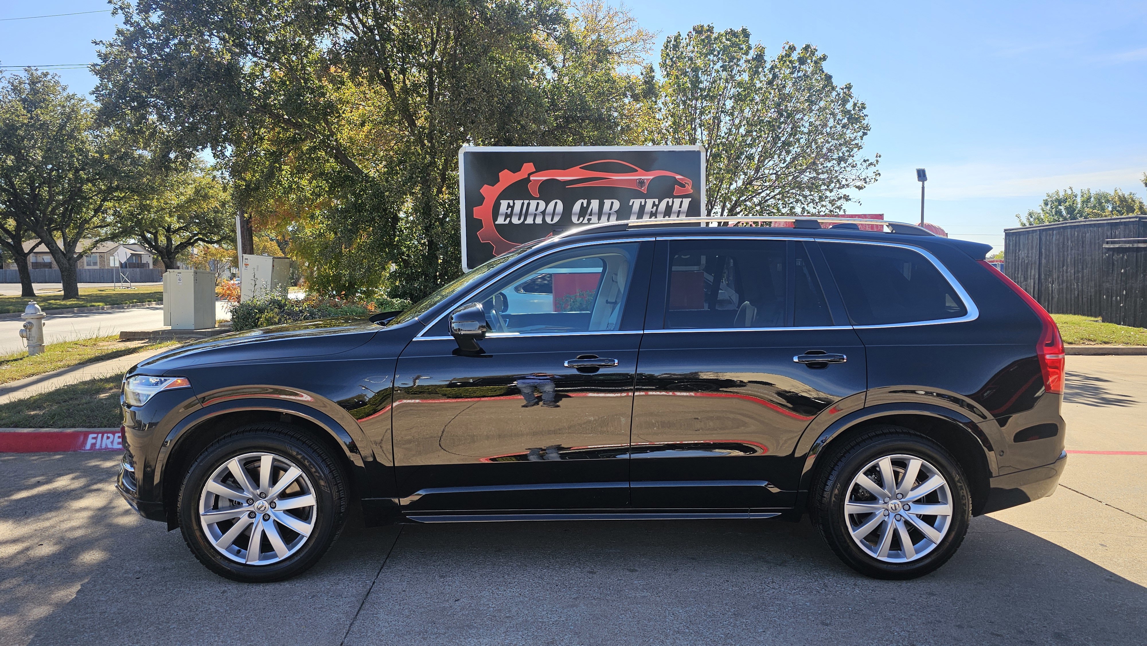 Used 2017 Volvo XC90 T6 Momentum w/ Vision Package image 2