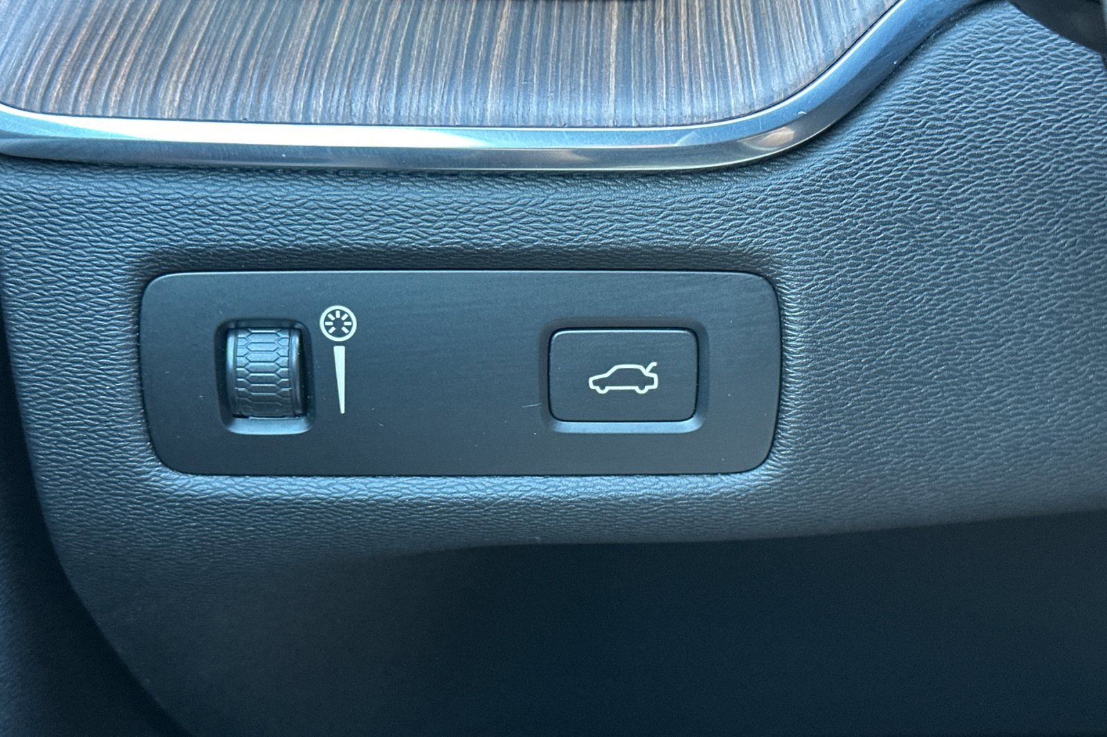 Certified 2022 Volvo XC60 B5 Momentum image 33