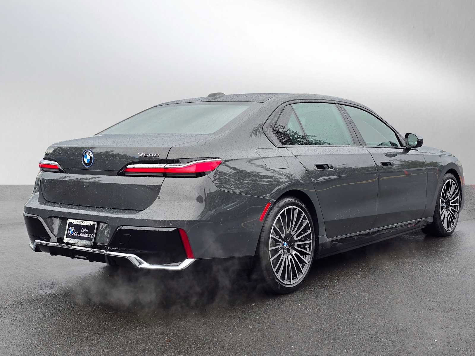 Used 2025 BMW 750e xDrive w/ Executive Package AWD/4WD image 3