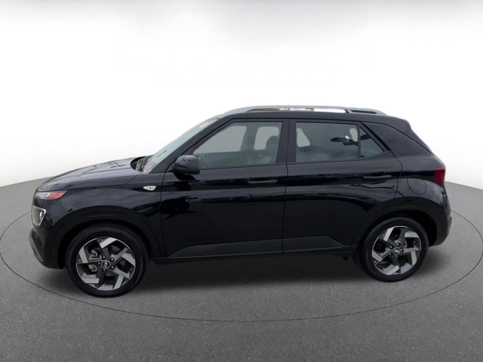 Used 2025 Hyundai Venue SEL FWD image 9