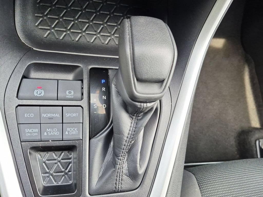 Used 2025 Toyota RAV4 LE AWD/4WD image 19
