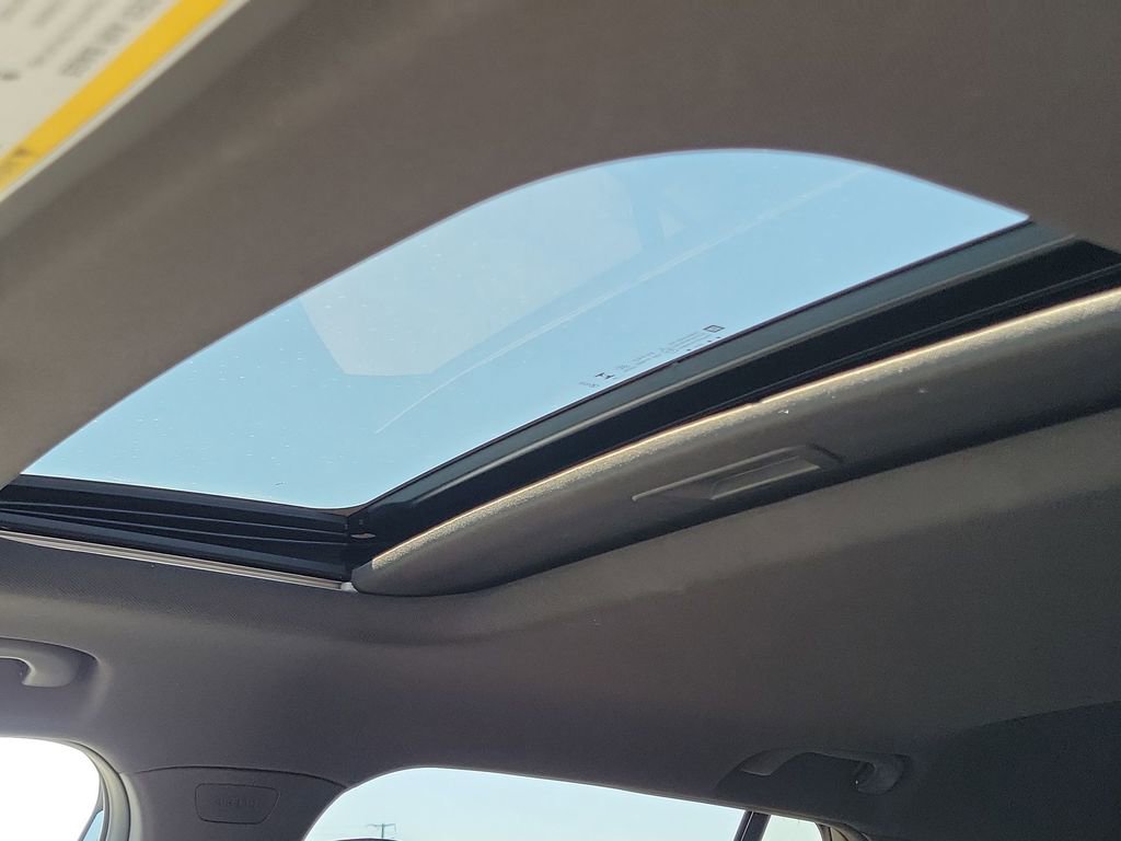 Used 2025 Chevrolet Trax RS w/ Sunroof Package FWD image 17