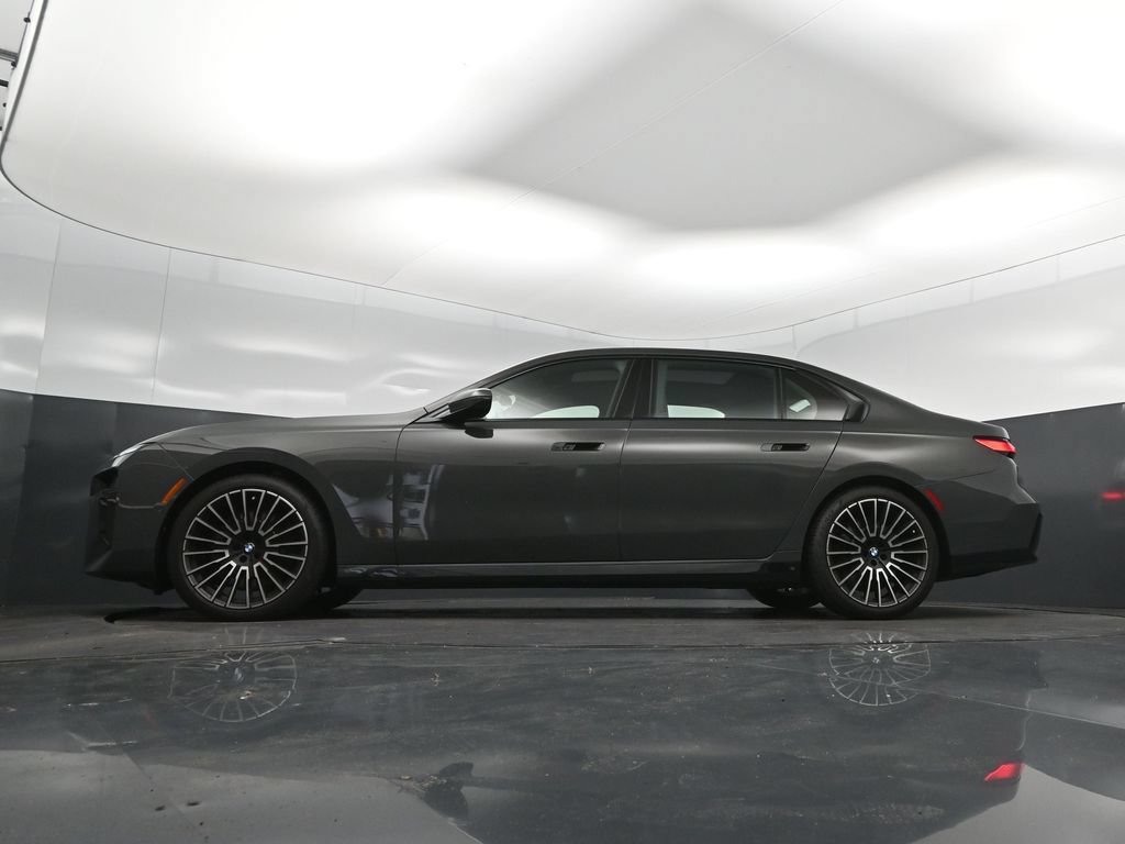 Certified 2026 BMW 740i w/ Executive Package RWD image 39