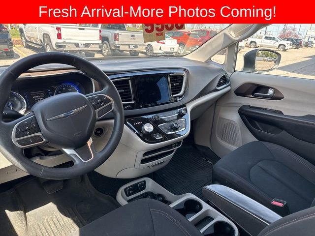 Used 2017 Chrysler Pacifica Touring w/ Tire & Wheel Group image 11