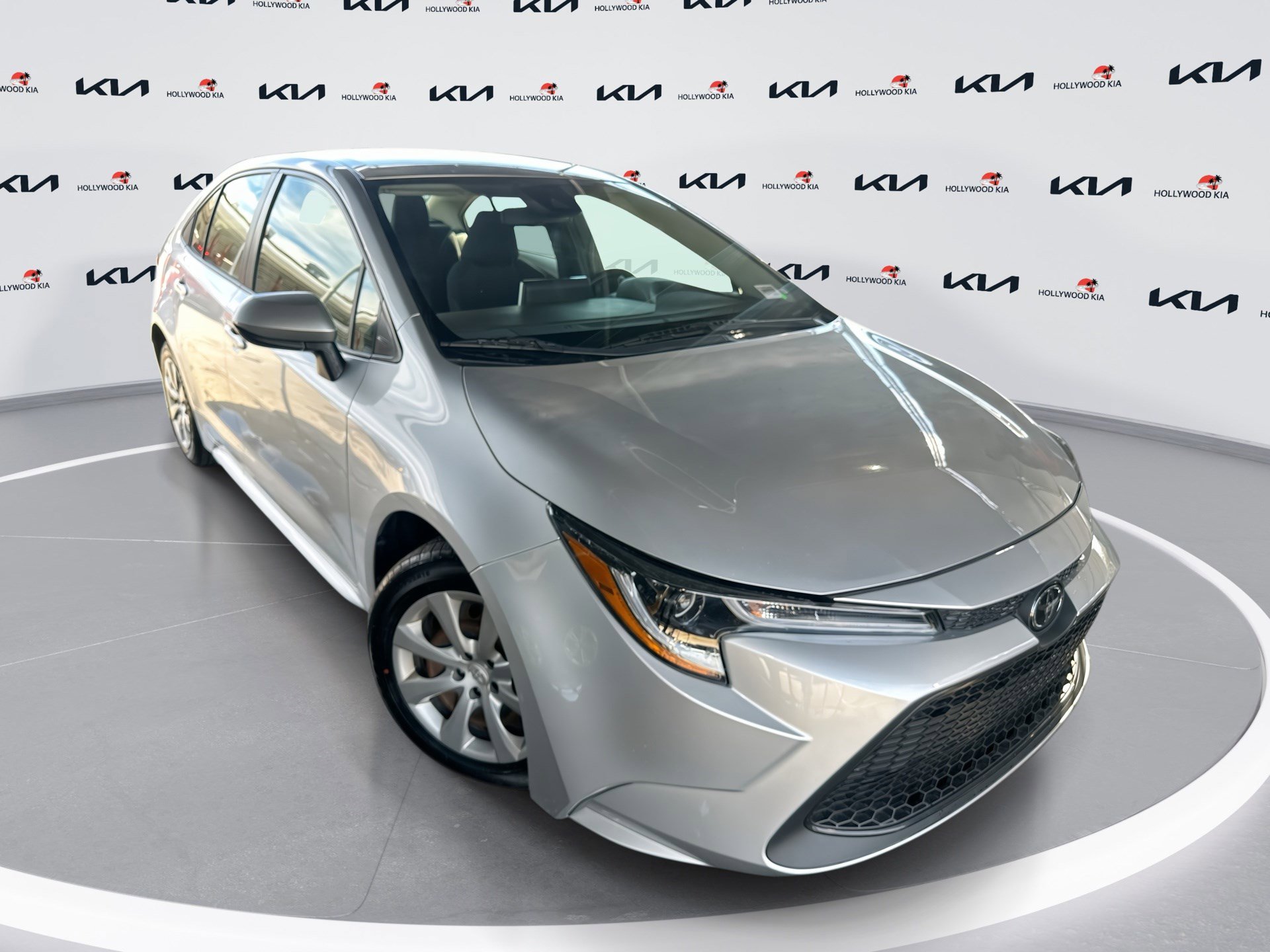 Used 2020 Toyota Corolla LE image 1