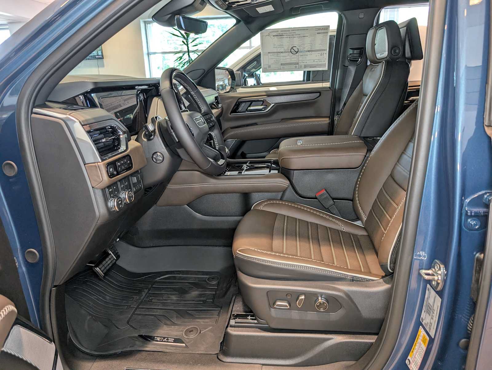 New 2026 GMC Yukon Denali Ultimate w/ LPO, Floor Liner Package AWD/4WD image 3