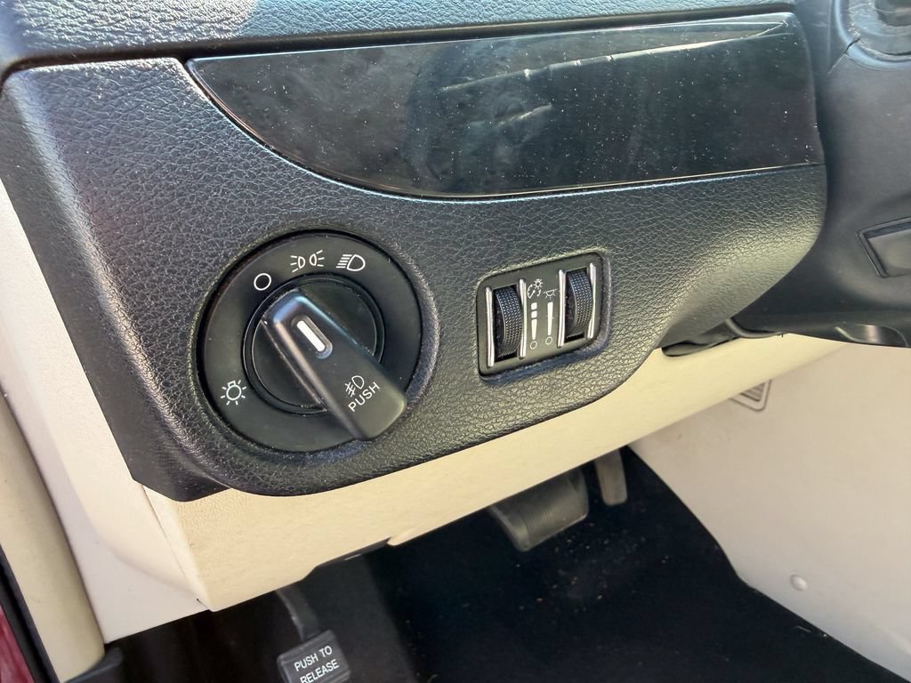 Used 2013 Dodge Grand Caravan Crew FWD image 11