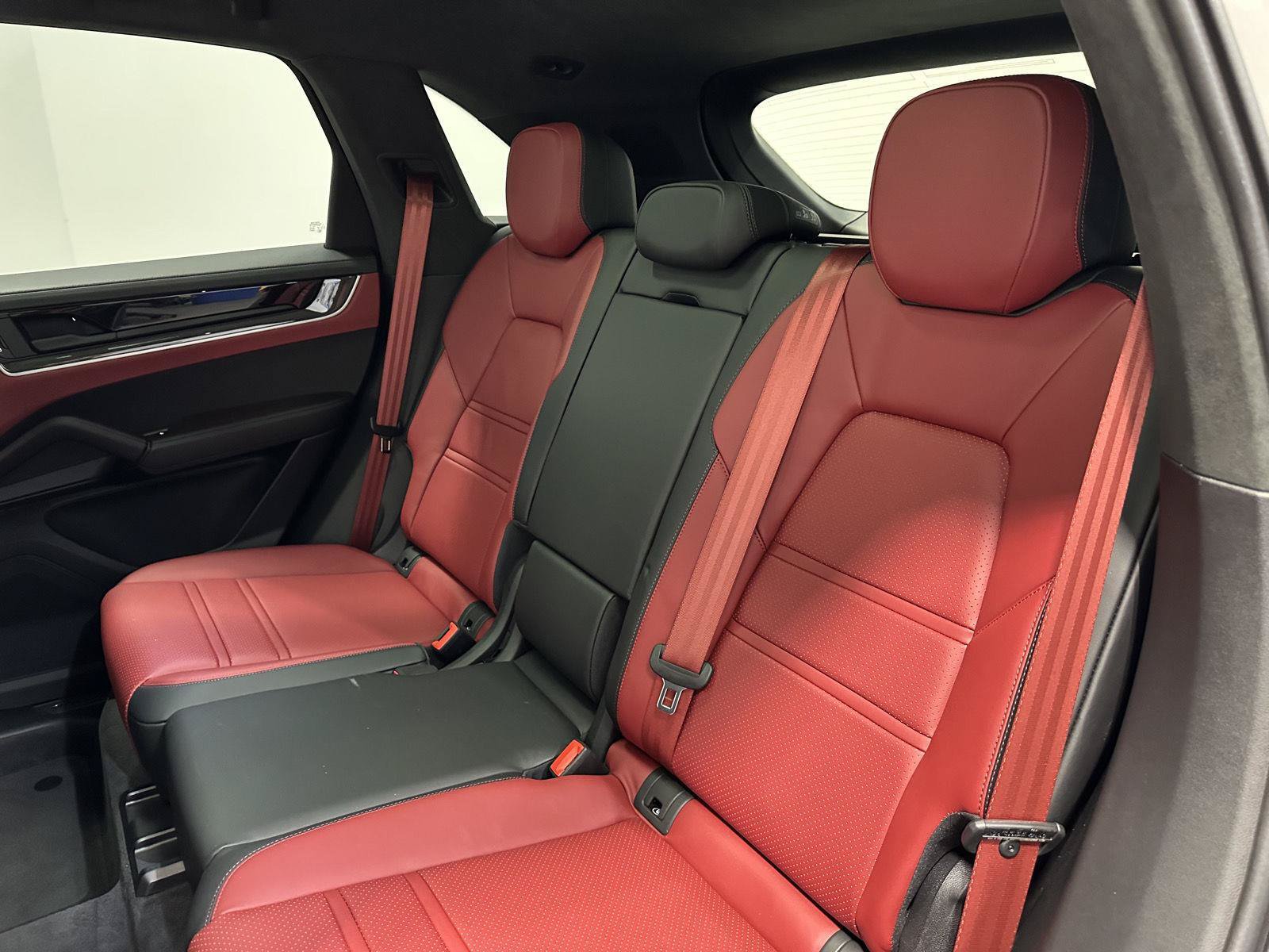 Certified 2025 Porsche Cayenne Turbo AWD/4WD image 37
