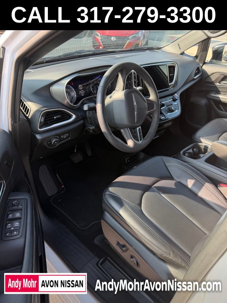 Used 2025 Chrysler Pacifica Select FWD image 9