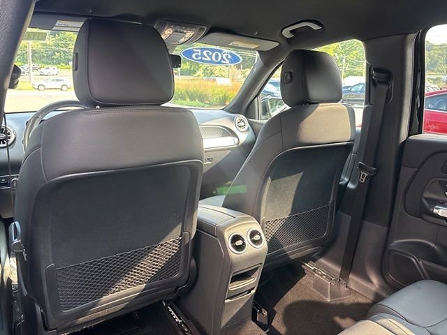 Used 2025 Mercedes-Benz GLB 250 4MATIC image 17