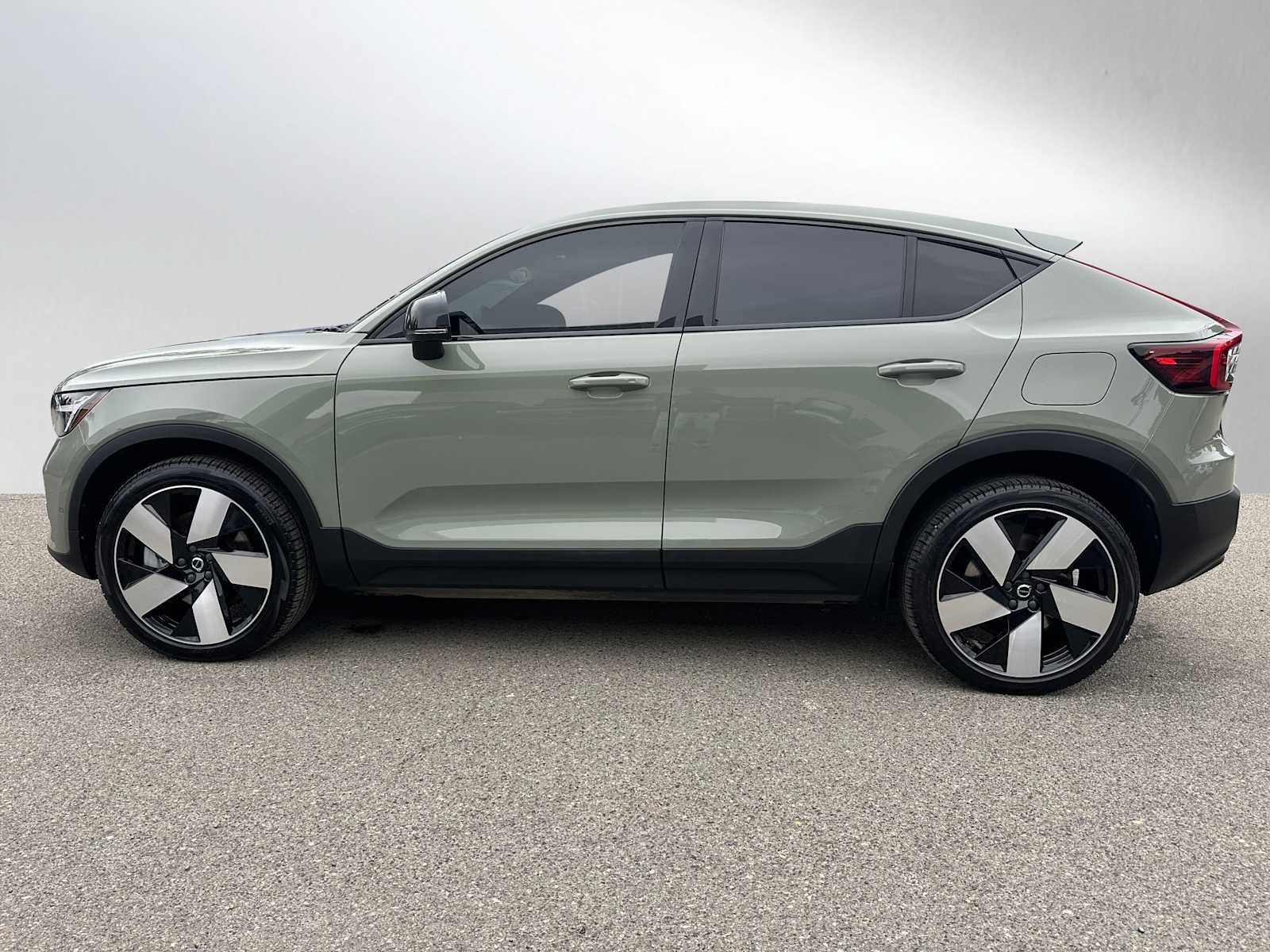 Certified 2023 Volvo C40 P8 Recharge Ultimate w/ Protection Package Premier AWD/4WD image 7