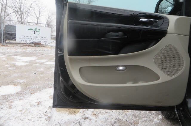 Used 2012 Dodge Grand Caravan SXT w/ Entertainment Group 1 FWD image 34