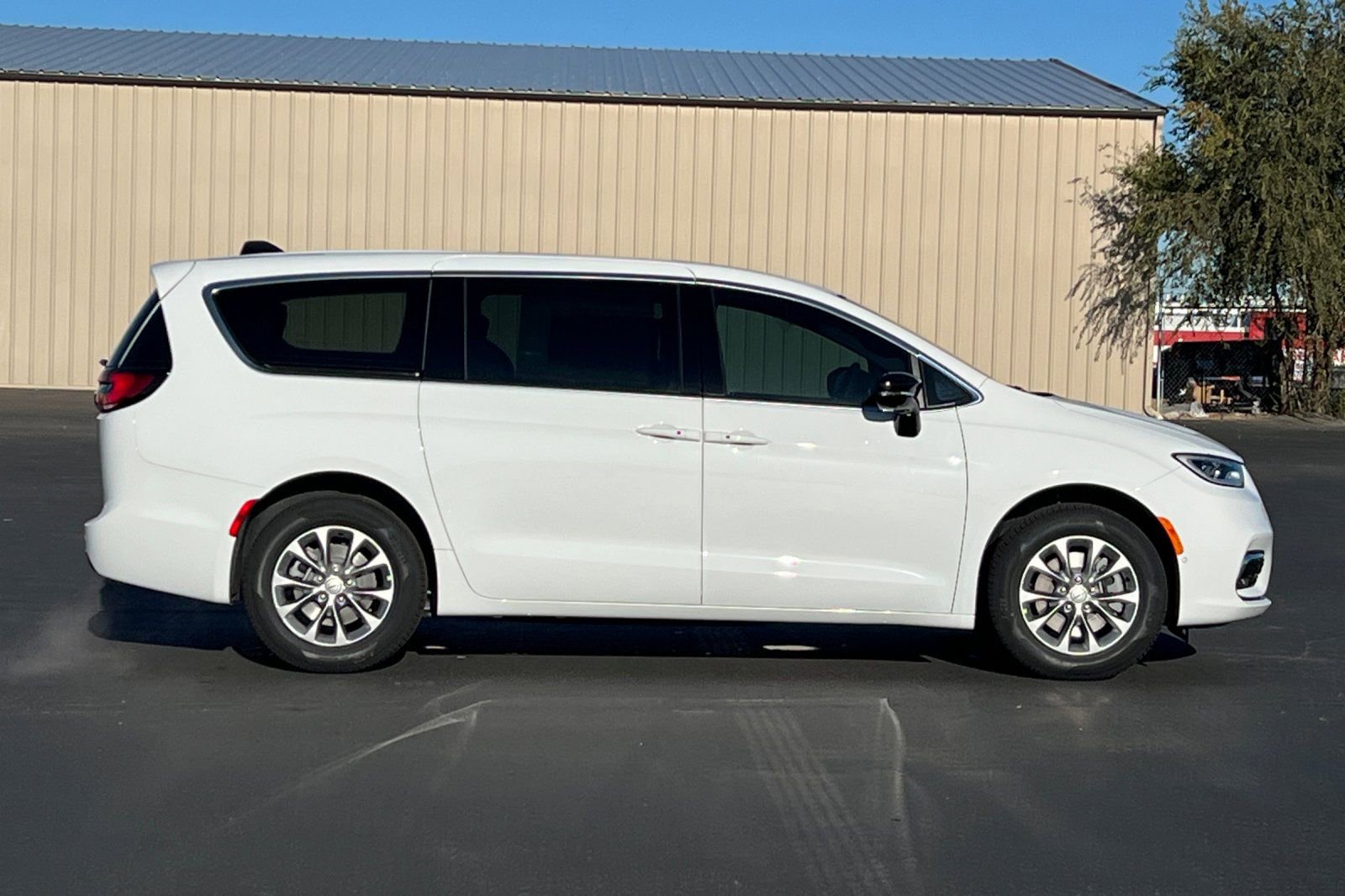 New 2026 Chrysler Pacifica Select AWD/4WD video 2