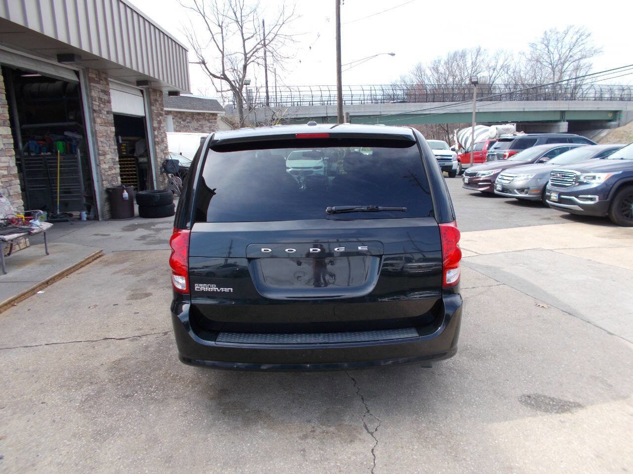Used 2015 Dodge Grand Caravan SE w/ Quick Order Package 29E SE FWD image 4