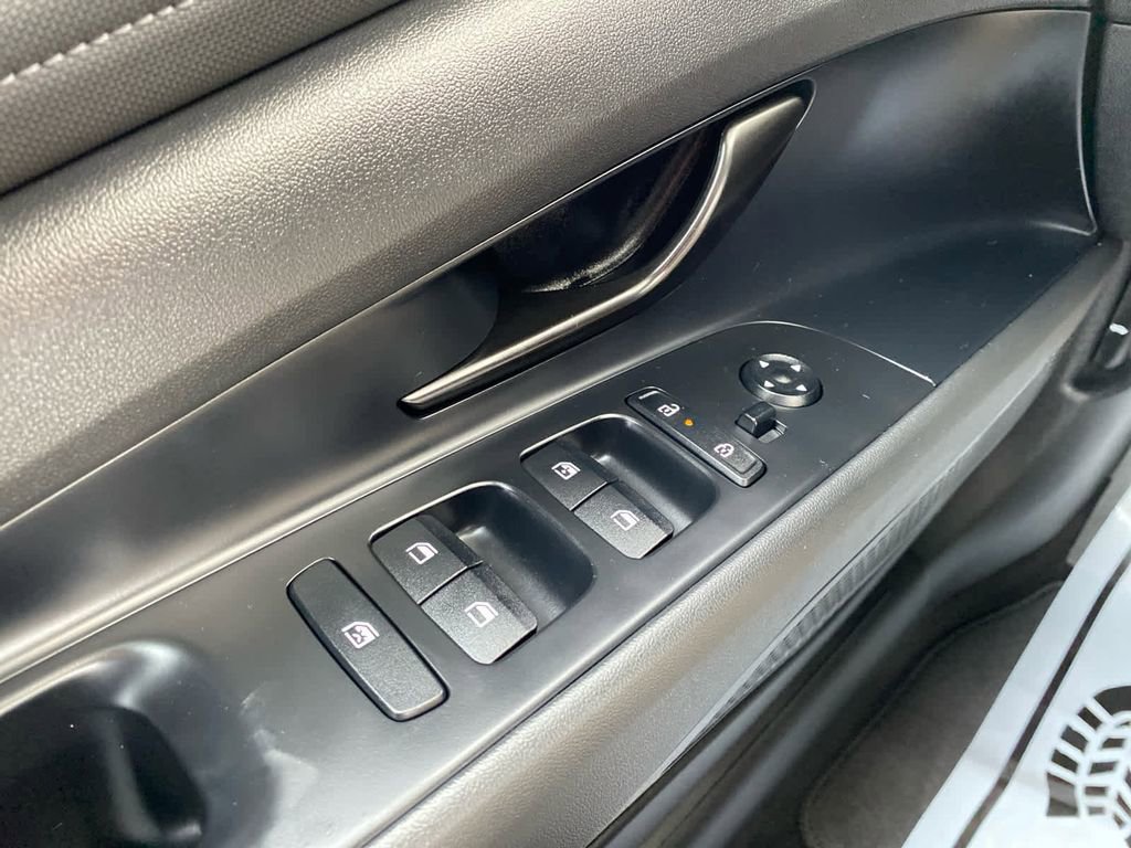 Certified 2025 Hyundai Elantra Sport image 21