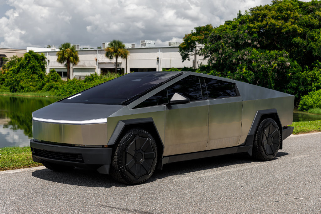 Used 2024 Tesla Cybertruck AWD Crew Cab image 7