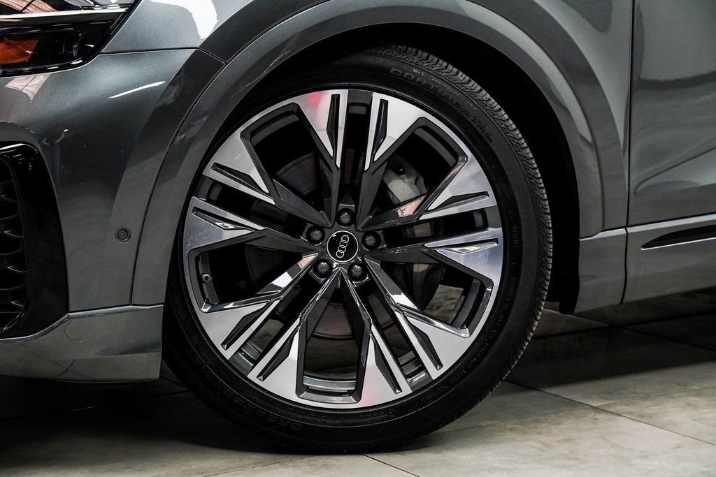 Used 2024 Audi Q8 Prestige w/ Prestige Package image 3