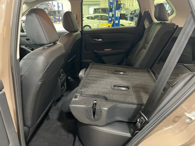 Used 2025 Nissan Rogue SL AWD/4WD image 13