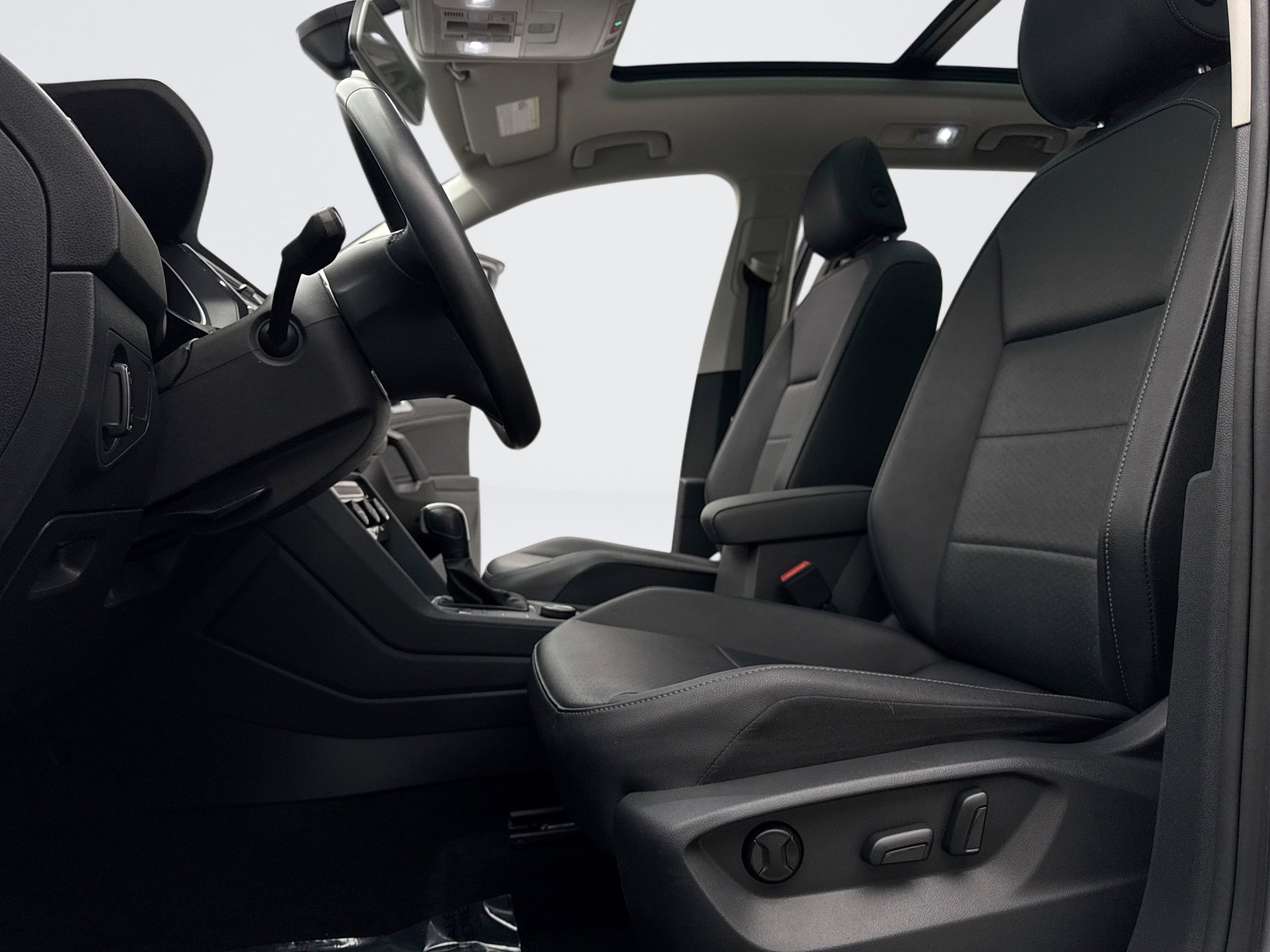 Used 2020 Volkswagen Tiguan SE w/ Panoramic Sunroof Package image 11