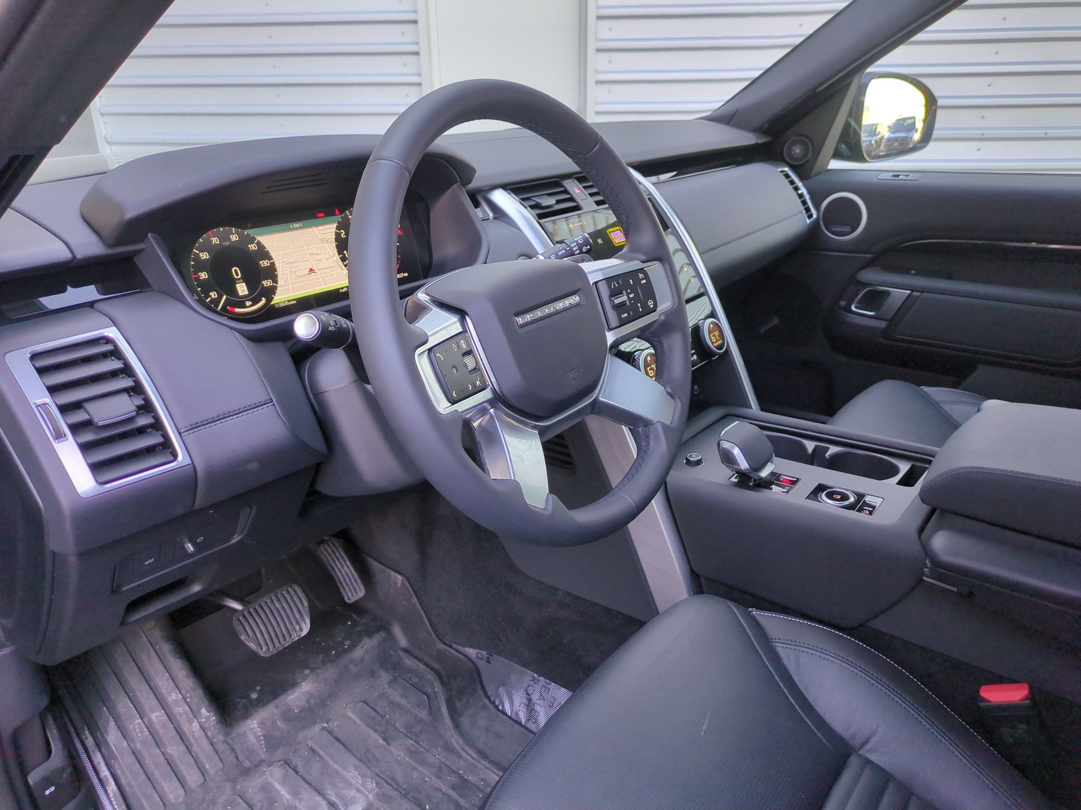 Used 2025 Land Rover Discovery S image 14