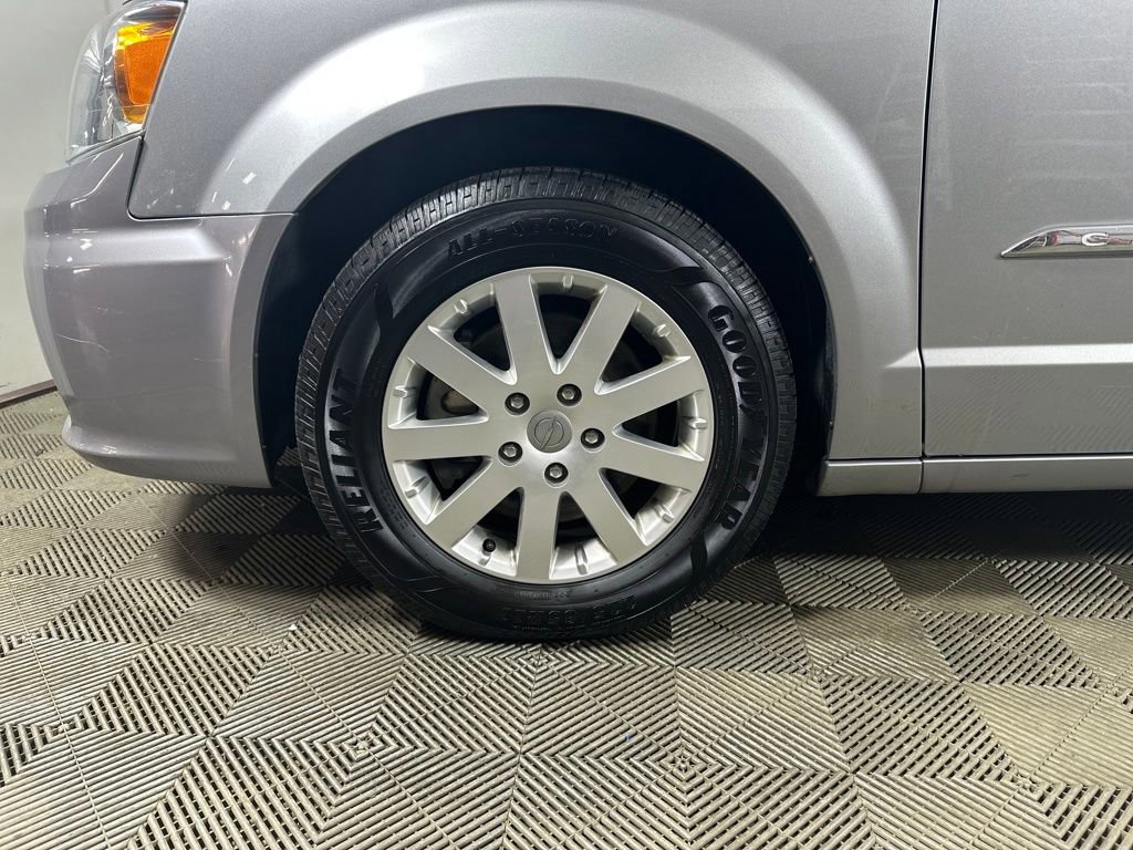 Used 2016 Chrysler Town & Country Touring image 8