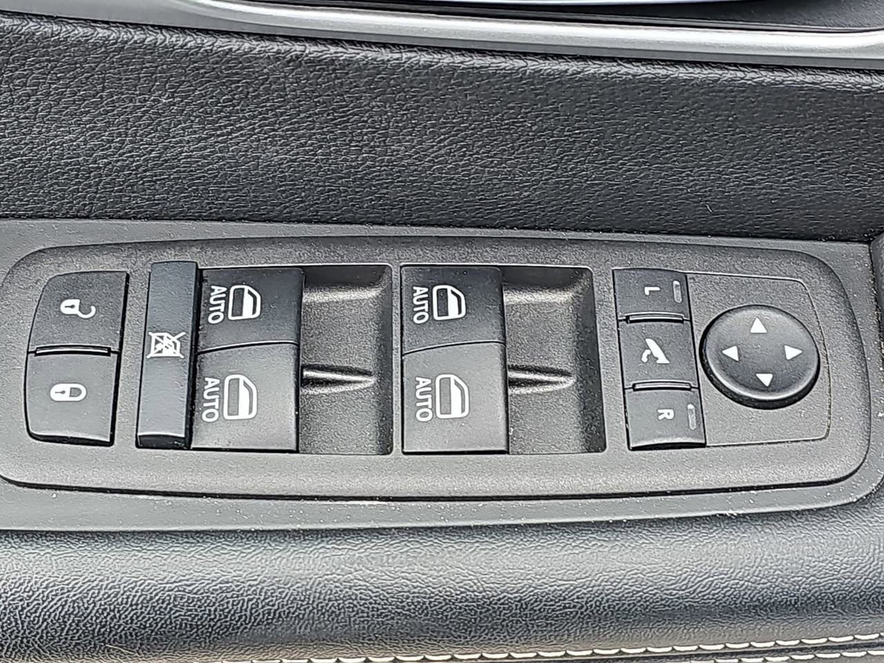 Used 2025 Chrysler Pacifica Limited FWD image 34