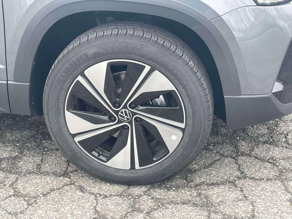 New 2026 Volkswagen Taos SE image 9