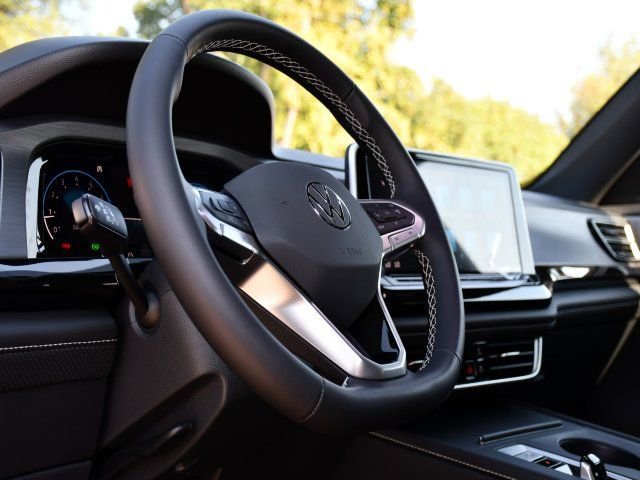 New 2026 Volkswagen Atlas Cross Sport SE image 11