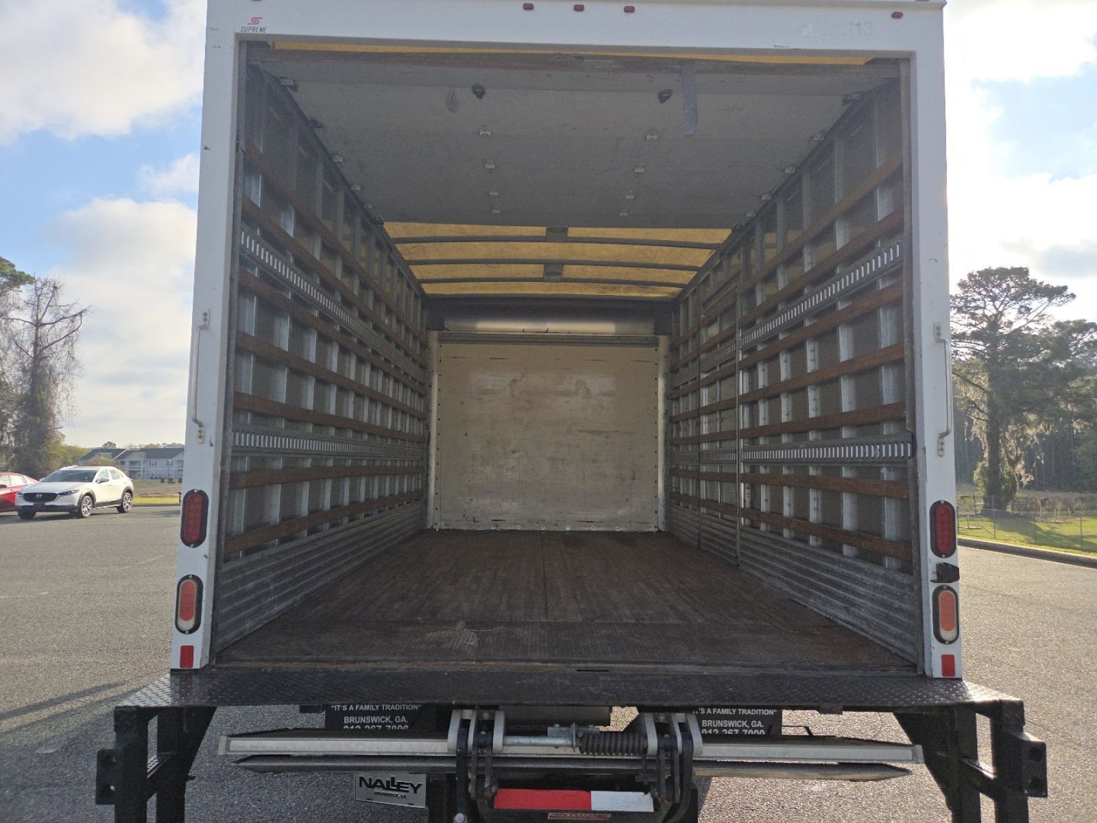 Used 2023 Isuzu NPR image 17