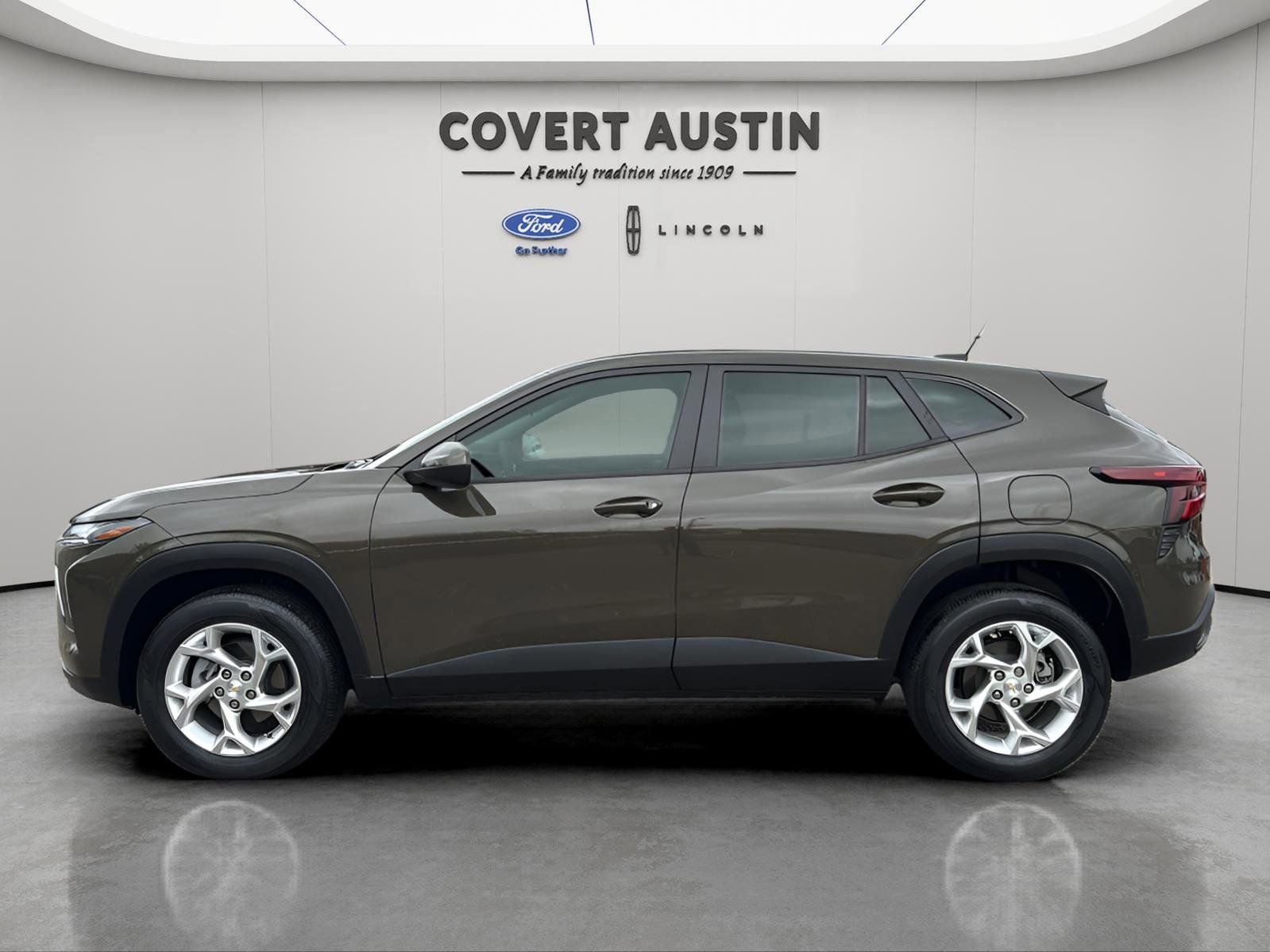 Used 2024 Chevrolet Trax LS w/ LS Convenience Package image 2